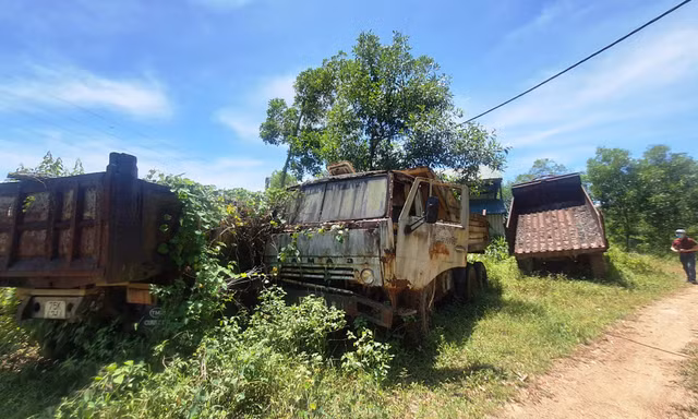 Hàng loạt phương tiện cơ giới, máy móc bị bỏ quên mục nát giữa rừng