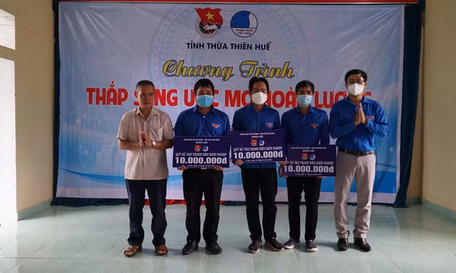 Trao vốn khởi nghiệp cho thanh niên