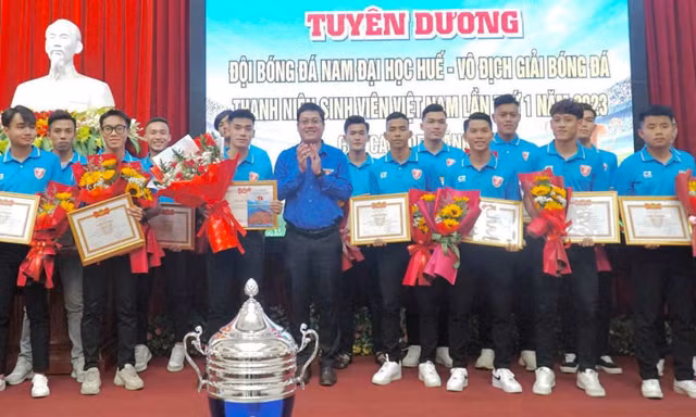 Tỉnh Đoàn TT-Huế tuyên dương đội bóng đá Đại học Huế