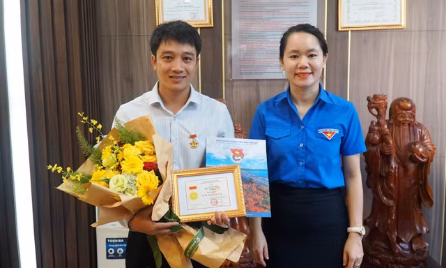 Trao huy hiệu 'Tuổi trẻ dũng cảm' tặng thanh niên cứu cô gái đuối nước
