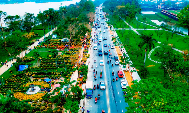 Ngắm xứ Huế khoác ‘áo hoa’ rực rỡ sắc màu ngày Tết