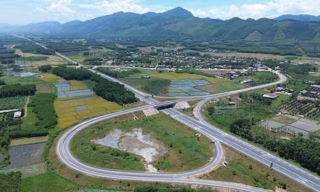 Tuyến cao tốc Cam Lộ - La Sơn giai đoạn 2 sắp mở rộng có gì đặc biệt?