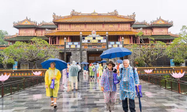 Thực hư chuyện ‘không xem được ngai vàng’, du khách Thái Lan chụp ảnh trước Ngọ môn Huế rồi ra về