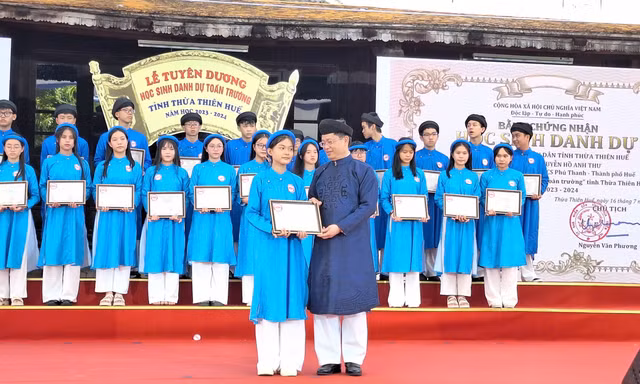 Lễ tuyên dương 'đặc biệt' cho 384 học sinh danh dự toàn trường