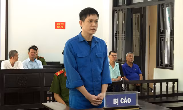 Chiếm đoạt tiền công ty ‘nướng’ vào cờ bạc