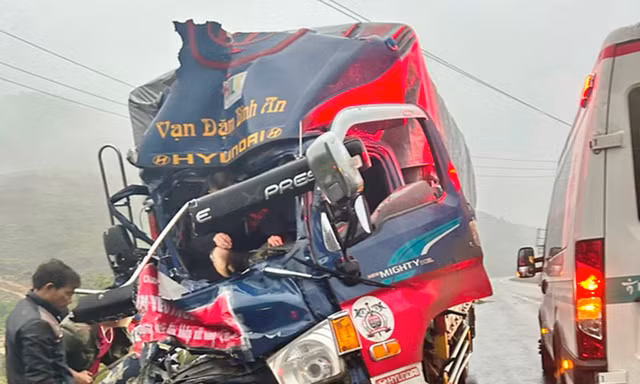 Tông vào xe tải đỗ ven đường, hai anh em ruột trọng thương