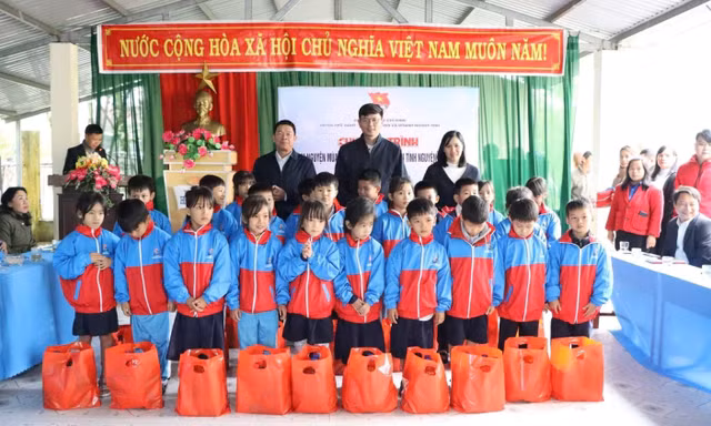 Mang Xuân tình nguyện đến với học sinh và người dân vùng sâu, vùng xa