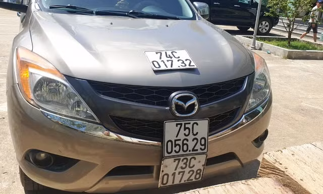 Chiếc xe chở gỗ lậu và "làm xiếc" như phim hành động này có đến 3 biển số.