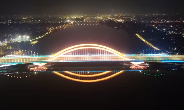 Chiêm ngưỡng cây cầu 'lọng vàng' độc nhất vô nhị khi về đêm