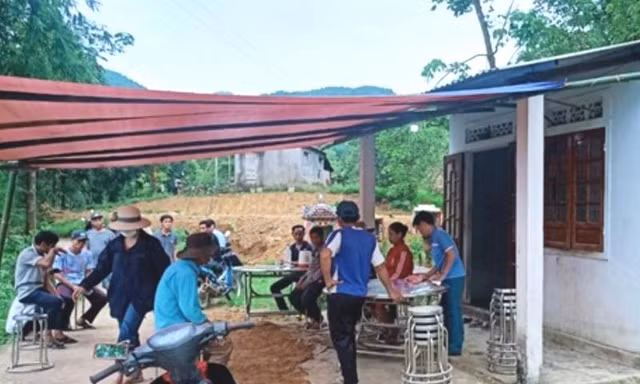 Bố mẹ đi làm thuê, bé 10 tuổi ra ao bắt ốc bị đuối nước