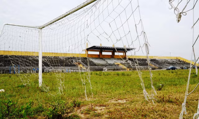 Xót xa công trình văn hóa thể thao hàng chục tỷ thành nơi thả bò