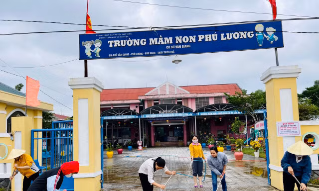 TT-Huế: Giáo viên tất bật dọn bùn, tổng vệ sinh trường lớp sau lũ đón học sinh trở lại