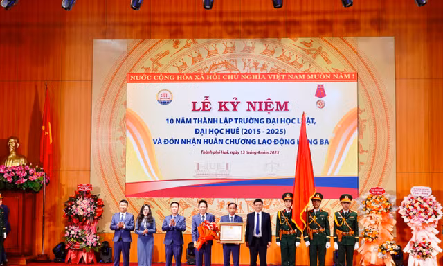 Trường Đại học Luật - Đại học Huế đón nhận Huân chương Lao động hạng Ba