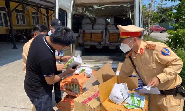 Xe khách vận chuyển 6.000 kit test COVID-19 không rõ nguồn gốc