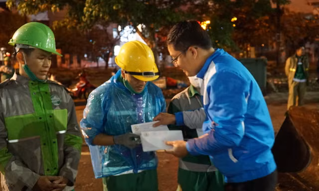 Ấm áp quà Giao thừa của tuổi trẻ TT-Huế gửi tới công nhân môi trường đô thị
