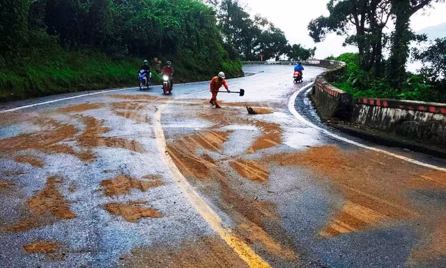Nhiều vệt dầu loang xuất hiện trên đường đèo Hải Vân