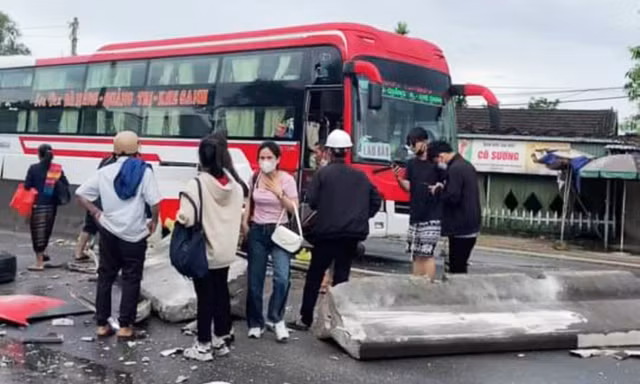 Xe giường nằm lao thẳng dải phân cách, nhiều hành khách hoảng loạn