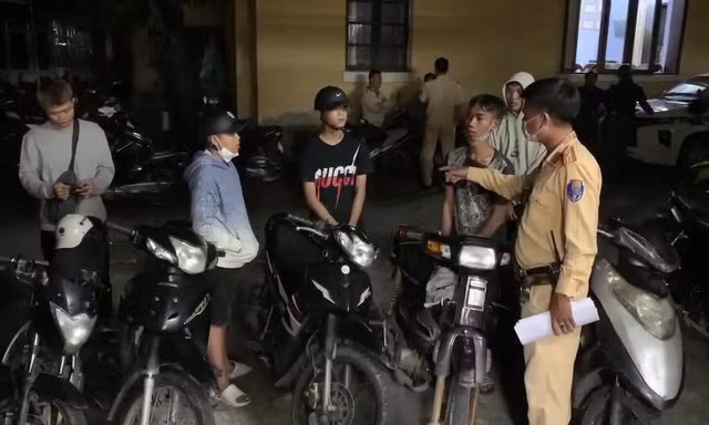 Mật phục, chặn bắt hàng chục 'quái xế' càn quấy trên đường phố Huế