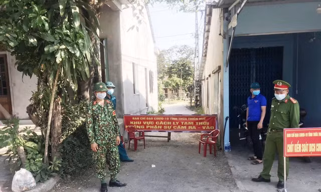 Lực lượng công an, quân đội, y tế giám sát chặt khu vực cách ly tạm thời phòng, chống COVID-19 tại xã Lộc Tiến, huyện Phú Lộc, tỉnh TT-Huế. Đây là nơi có 2 ca dương tính với SARS-CoV-2.