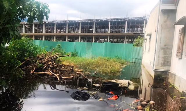Cận cảnh ‘xóm nước đen’ ngập lụt triền miên do dự án chợ 200 tỷ đồng giữa thị trấn du lịch