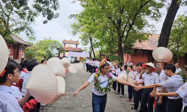 Huế tưng bừng chào đón nhà vô địch Đường lên đỉnh Olympia lần thứ 24 Võ Quang Phú Đức