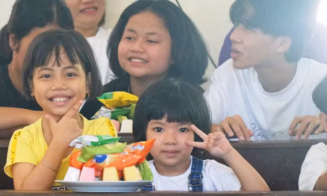 Trẻ em có hoàn cảnh đặc biệt tại Huế rạng ngời đón Tết Thiếu nhi 1/6