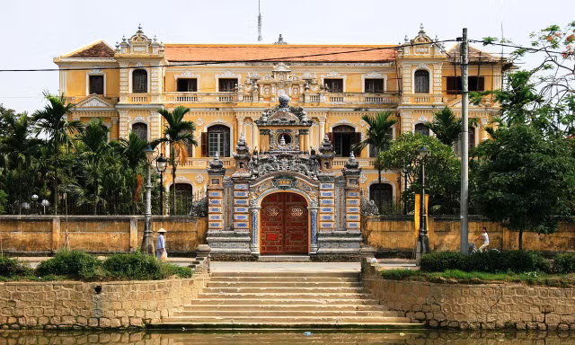 Cung An Định bên sòng sông An Cựu, Huế. Ảnh TL