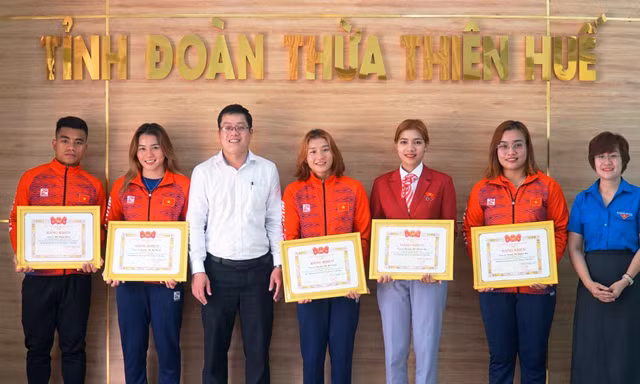 Tỉnh Đoàn TT-Huế khen thưởng cầu thủ U23 Hồ Thanh Minh và các VĐV xuất sắc tại SEA Games 31