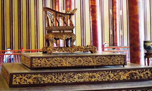 Thông tin chính thức vụ ngai vàng triều Nguyễn bị phá hỏng