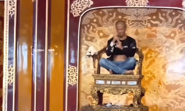 Cho thôi việc 2 nhân viên bảo vệ vụ ngai vua triều Nguyễn bị phá hoại