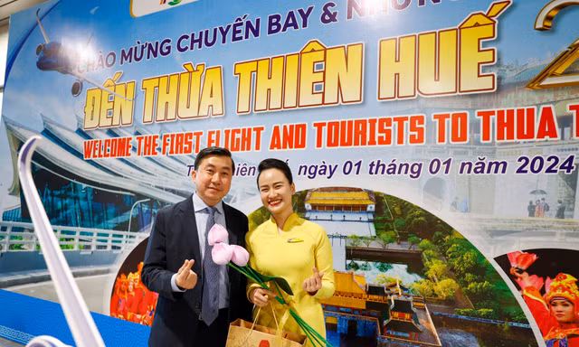 Đón du khách đầu tiên đến Huế, Bình Định năm 2024 bằng đường hàng không