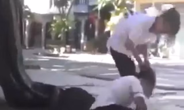 Công an xác minh vụ hai nữ sinh đánh nhau, 23 bạn đứng xem, quay clip 