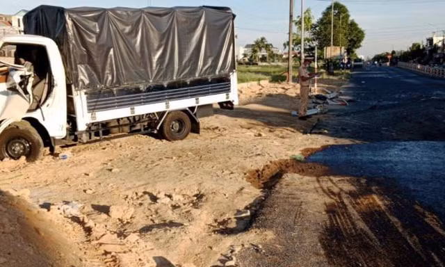 20 cảnh sát giải cứu tài xế mắc kẹt trong ca bin xe tải gặp tai nạn