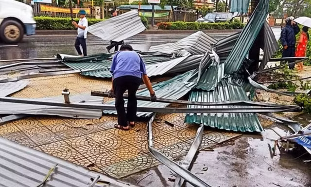 Giông sét, lốc xoáy dị thường ở TT-Huế làm 2 người tử vong, nhiều nhà cửa hư hỏng