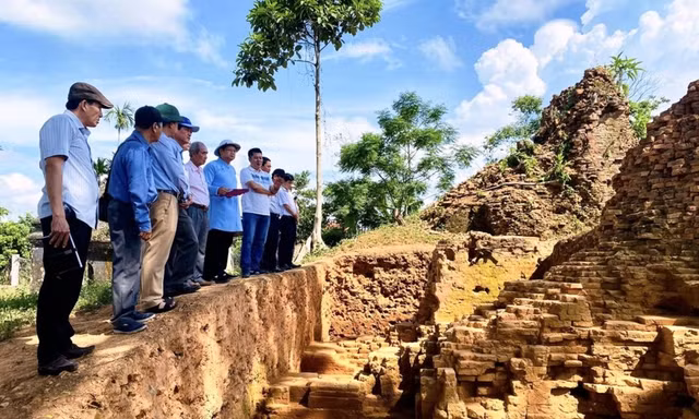 Tiếp tục khai quật khảo cổ di tích Tháp đôi Liễu Cốc tại Huế