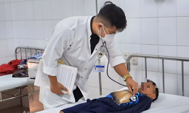 Bốn trẻ em bỏng nặng sau khi đốt pháo mua qua mạng