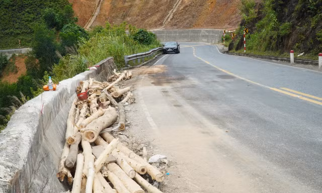 Yêu cầu khắc phục tình trạng mất an toàn trên Quốc lộ 49 sau tai nạn thảm khốc làm 4 người chết