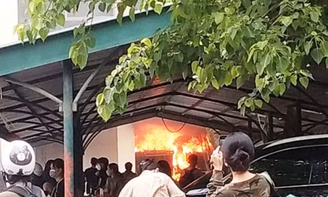 Cháy ngùn ngụt tại trường Du lịch Huế