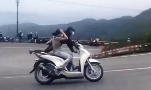 Đôi nam nữ ‘diễn xiếc’ bằng xe SH trên đường đèo Hải Vân đã trình diện công an