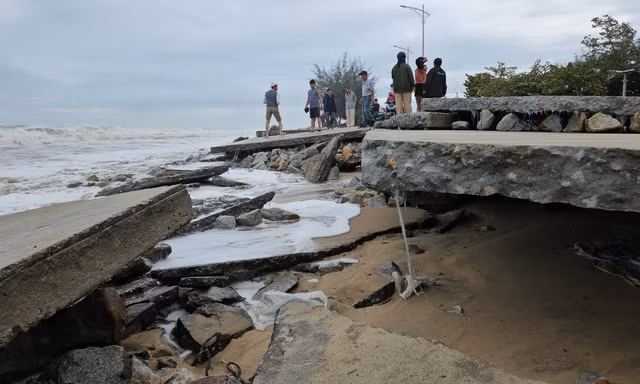 Bờ biển, đường ven bãi tắm tại Thừa Thiên-Huế bị sóng dữ cuốn nát
