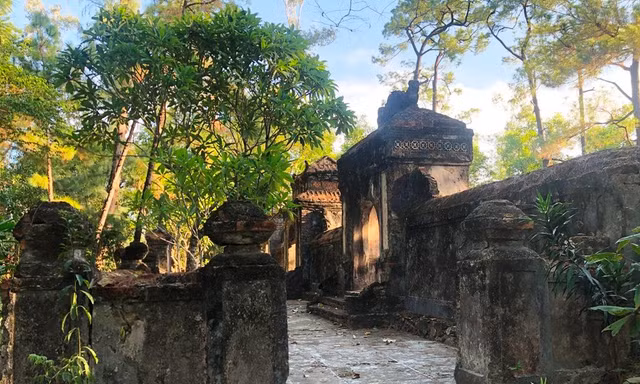 Lối vào khu lăng mộ huyền bí nhuốm màu thời gian, rêu phong
