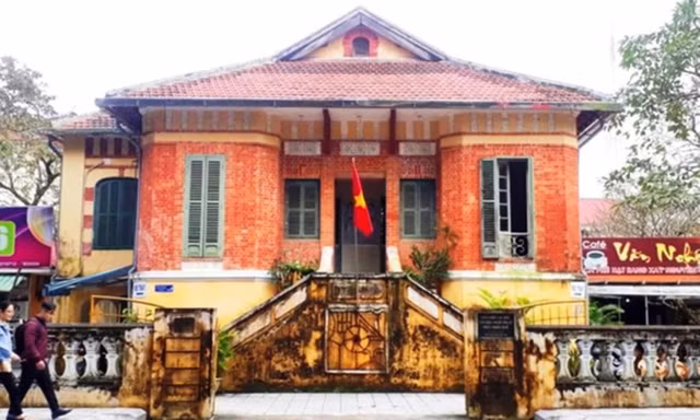 Mới nhất việc thuê ‘thần đèn’ di dời biệt thự cổ cạnh sông Hương
