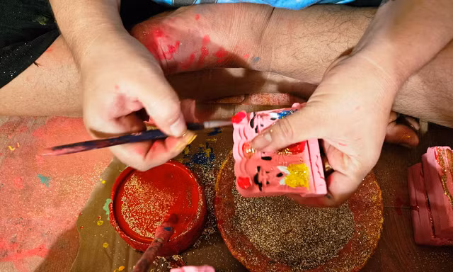 Về phố cổ xứ Huế nghe kể chuyện kỳ công tạo tác tượng thờ ông Táo dịp Tết