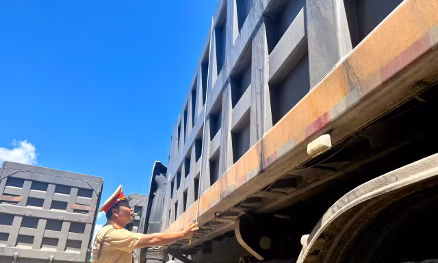 Phát hiện dàn xe tải 'độ' siêu thùng từ Lào về Việt Nam