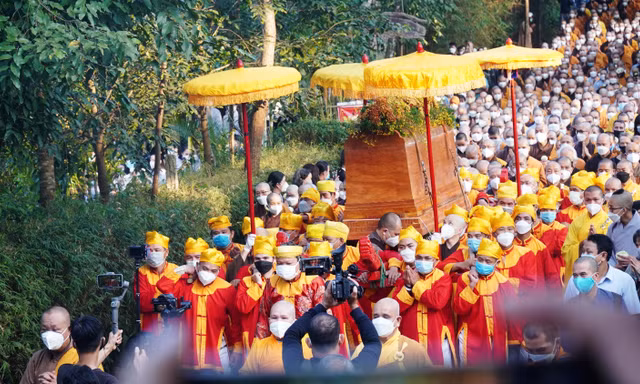 Hàng nghìn người tiễn đưa Thiền sư Thích Nhất Hạnh trong tĩnh lặng