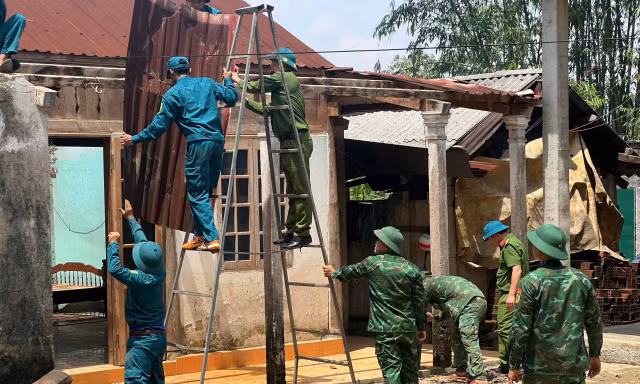 Dông lốc làm tốc mái nhiều nhà dân ở thành phố Huế