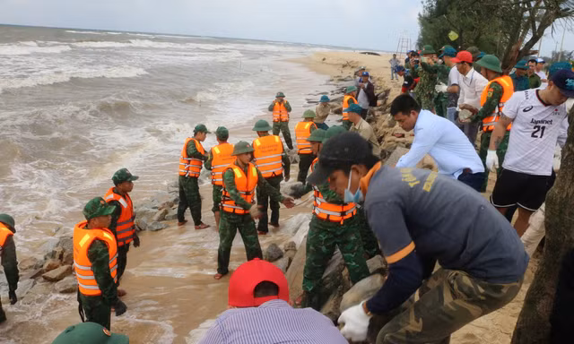Bờ biển sạt lở dữ dội, lãnh đạo Thừa Thiên Huế chỉ đạo khẩn 
