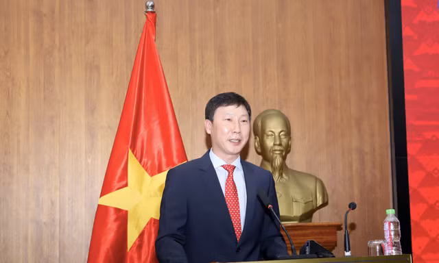 HLV Kim Sang-sik có hai trợ lý người Hàn Quốc