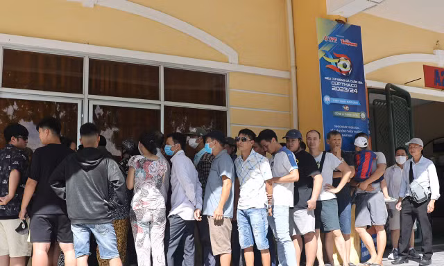 Người hâm mộ thành Nam 'đội nắng' xếp hàng mua vé trận tranh Siêu Cúp bóng đá Quốc gia