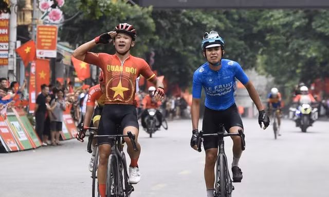 Phạm Lê Xuân Lộc (Quân đội) lập kỷ lục với 4 giải thưởng ở một chặng đua. 